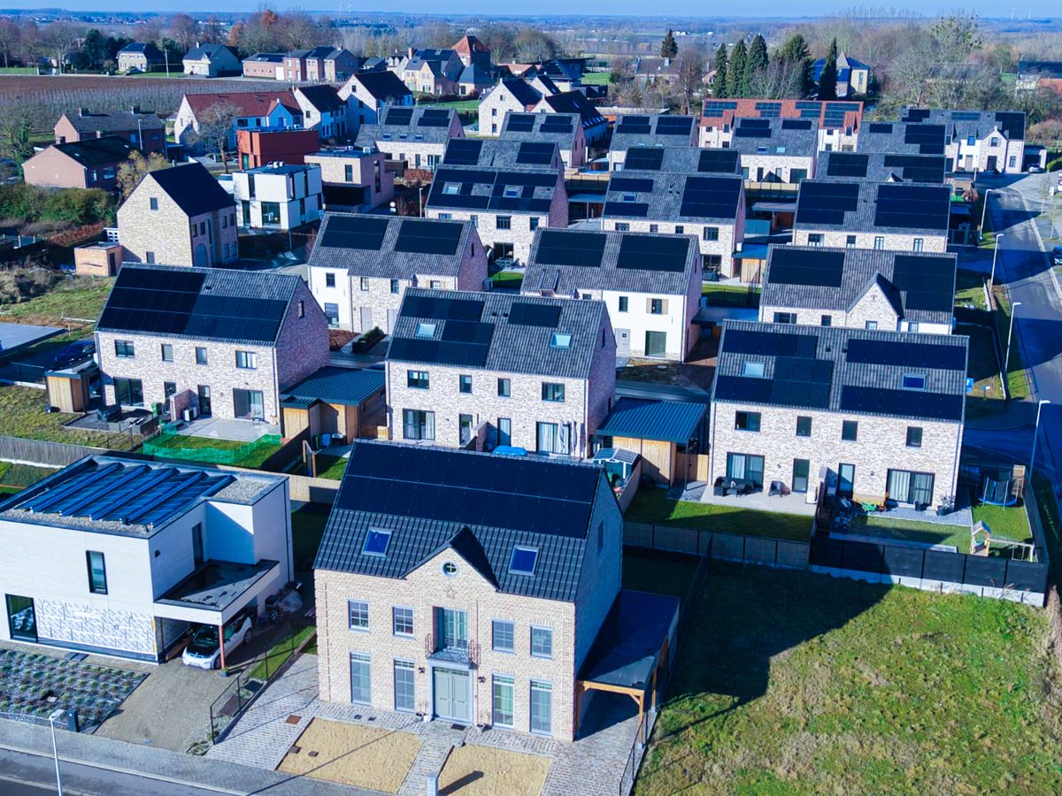 Zonnepanelen op de daken van woningen, van bovenaf gezien